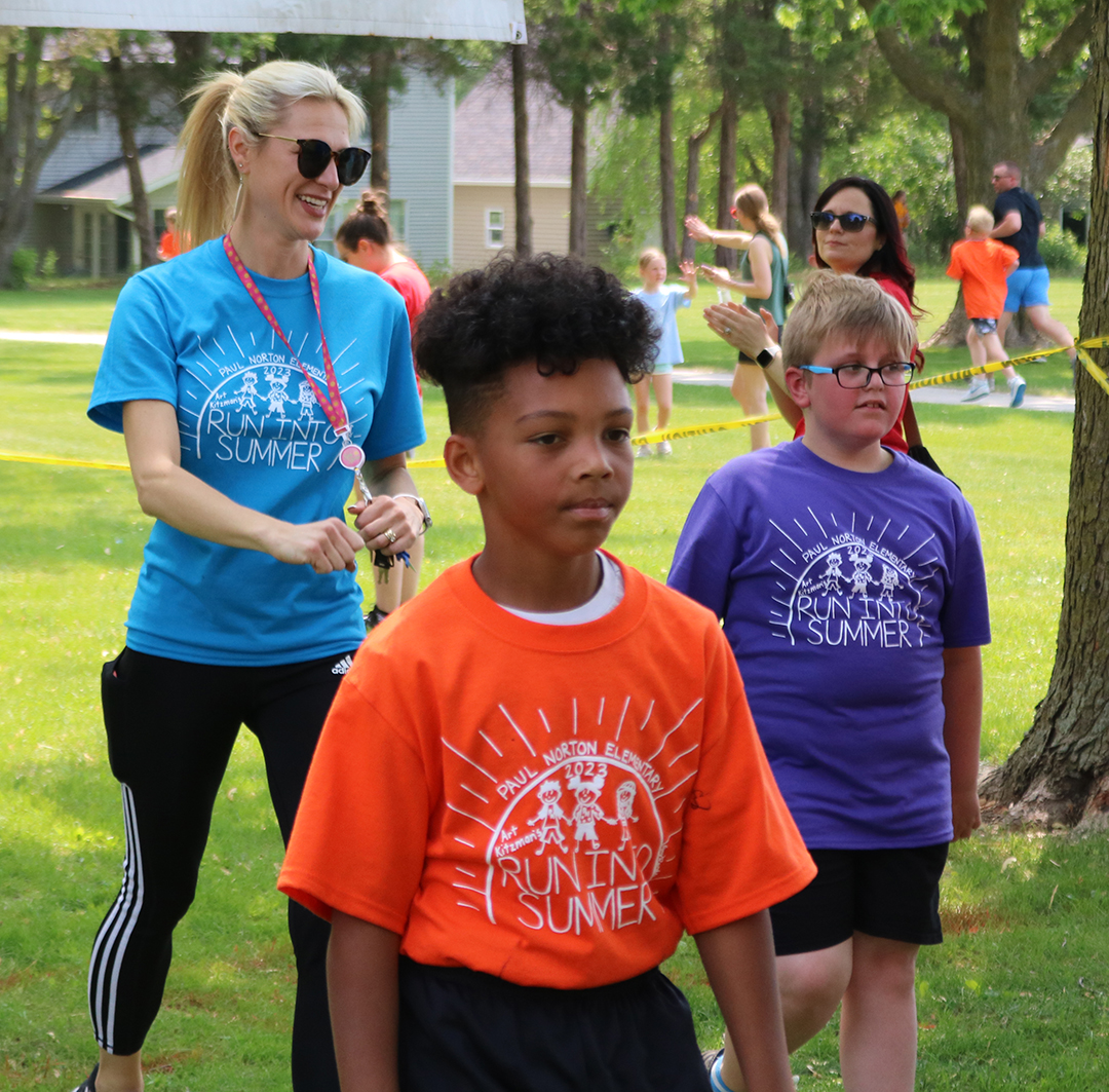 BettSchools's tweet photo. Paul Norton Elementary students enjoy Run into Summer - a mile run with camaraderie, snacks, and lots of laughs! πββοΈπββοΈ #RunIntoSummer #PaulNorton #ElementarySchoolFun https://t.co/DpuvubcqcI