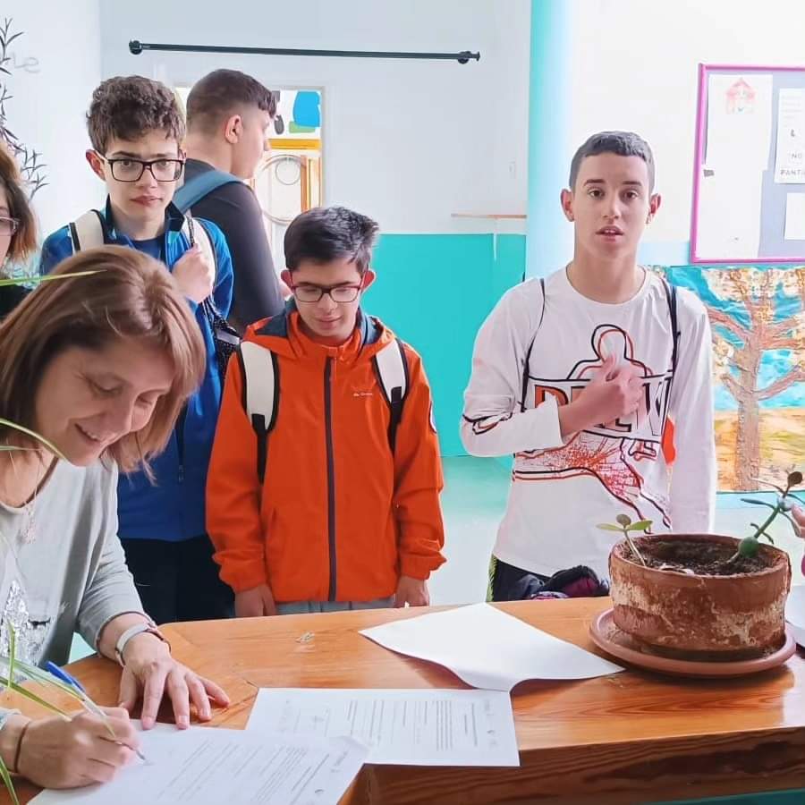 CpeeGloria's tweet photo. Colaboramos junto a @ATADITERUEL y @Endesa en el proyecto #Pictopueblo. Objetivo: hacer de #AndorraTeruel un pueblo más inclusivo. #accesibilidadcognitiva @InnovaEducAr https://t.co/asBhz6HNVp