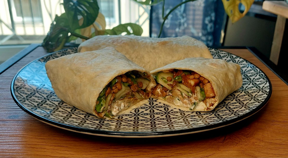 Nico_aka_Phenyx's tweet photo. Project: Karl's VGang Timeline🌱
year_2_day_155 - wraaaps
___
| ingredients: tofu, lentils, cucumber, pumpkin seed oil, creme, wraps, spices___|
#govegan #vgang #karlsvgang #vegan #veganfood 💚
@Dekarldent https://t.co/FtKJh3D2NO