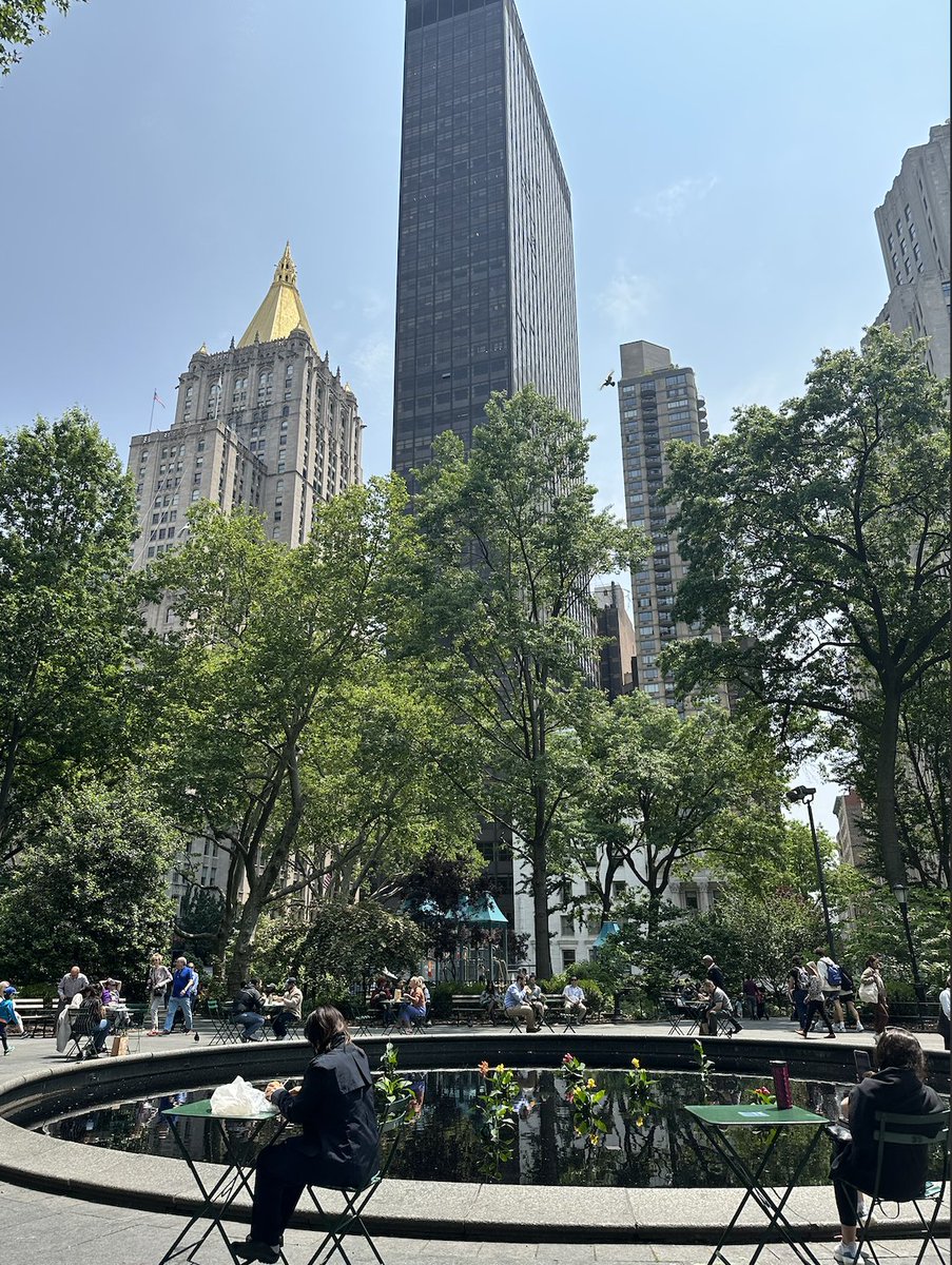 We love being located next to @MadSqParkNYC 🌿 Who's excited to soak up the sun this summer? ☀️🙋
#madisonsquareparknyc #madisonsquarepark #nyc #cowork #coworkingspace #coworking #manhattan #citylife #officelife #42west24 #42west24coworking #flatiron #FlatironDistrict