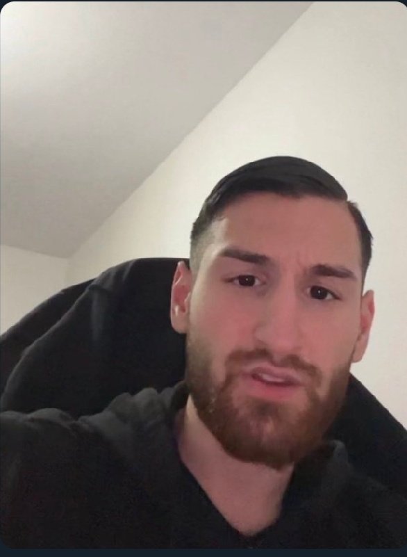 Momo216000's tweet photo. @TFoot__ Messi quand ronaldo dit bonjour à sa femme : https://t.co/0xN2mK4GgI
