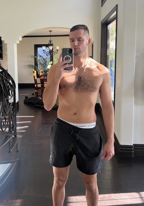 Hard at work 😏 https://t.co/nIT3K5B7jo