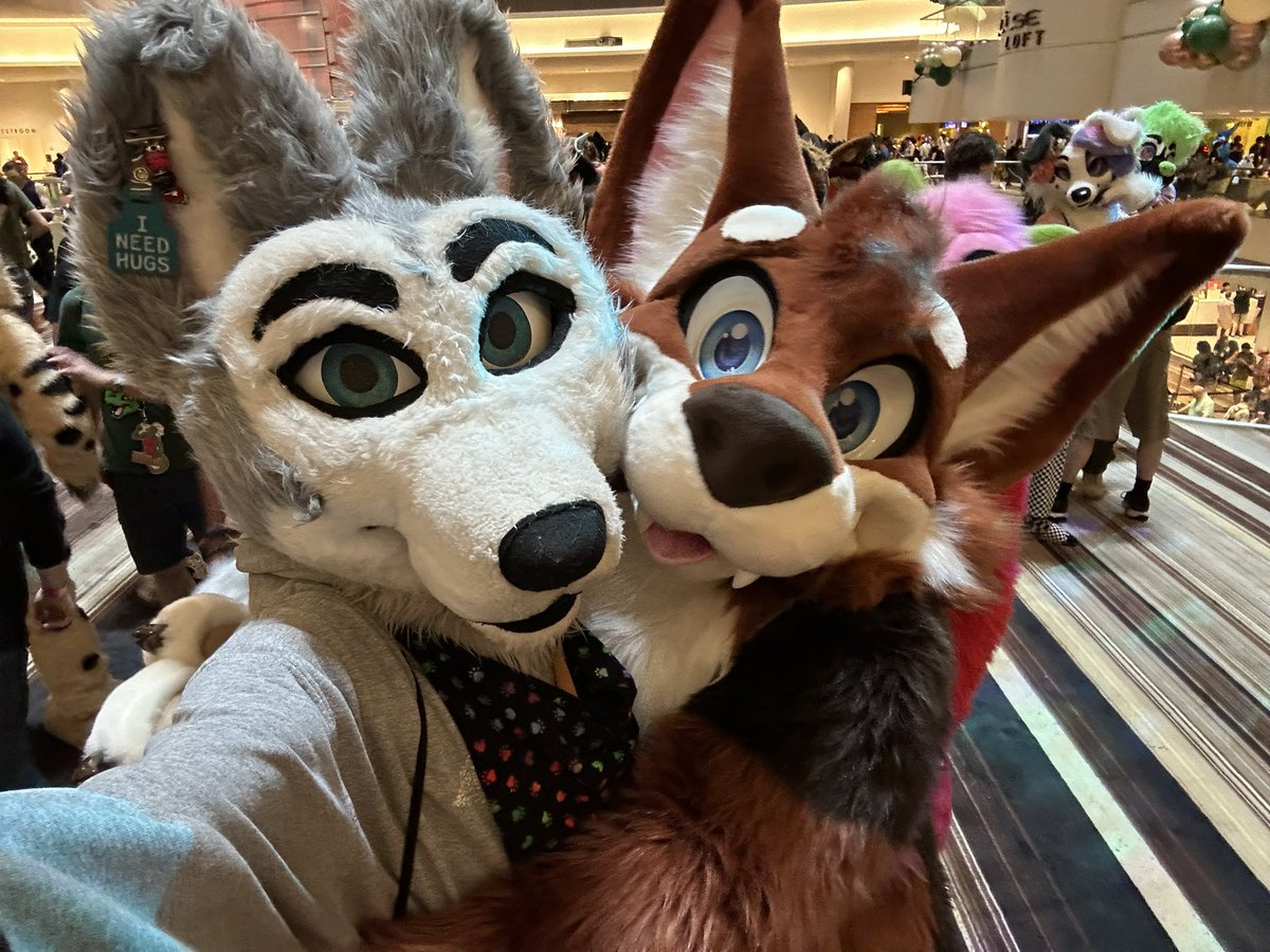 Met <a href="/stinkyjingo/">Jingo (Off doing IRL!)</a> at FWA 2023!💙💙💙 awesome seeing you again!