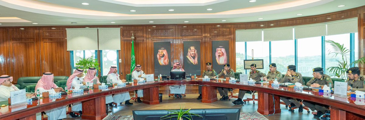 MOE_ARP's tweet photo. بتوجيه من سمو أمير منطقة عسير، استضافت الإدارة العامة للتعليم، الاجتماع الدوري للجنة التنفيذية للسلامة المرورية بالمنطقة، وجرى خلاله مناقشة توصيات الاجتماع السابق، كما بحثت اللجنة أهمية لجان السلامة المرورية، واستعرضت متطلبات تنفيذ خطط الصيف والدعم المطلوب من الجهات الخدمية "الأمانة، والنقل"، بالإضافة إلى توعية وتثقيف النشء بأهمية السلامة المرورية والسياقة الآمنة وأثر ذلك في الحد من الإعاقة وتداعيات الحوادث، وذلك بحضور مساعد وكيل إمارة المنطقة للشؤون الأمنية، ومدير عام التعليم، وممثلي الجهات ذات العلاقة.
#تعليم_عسير