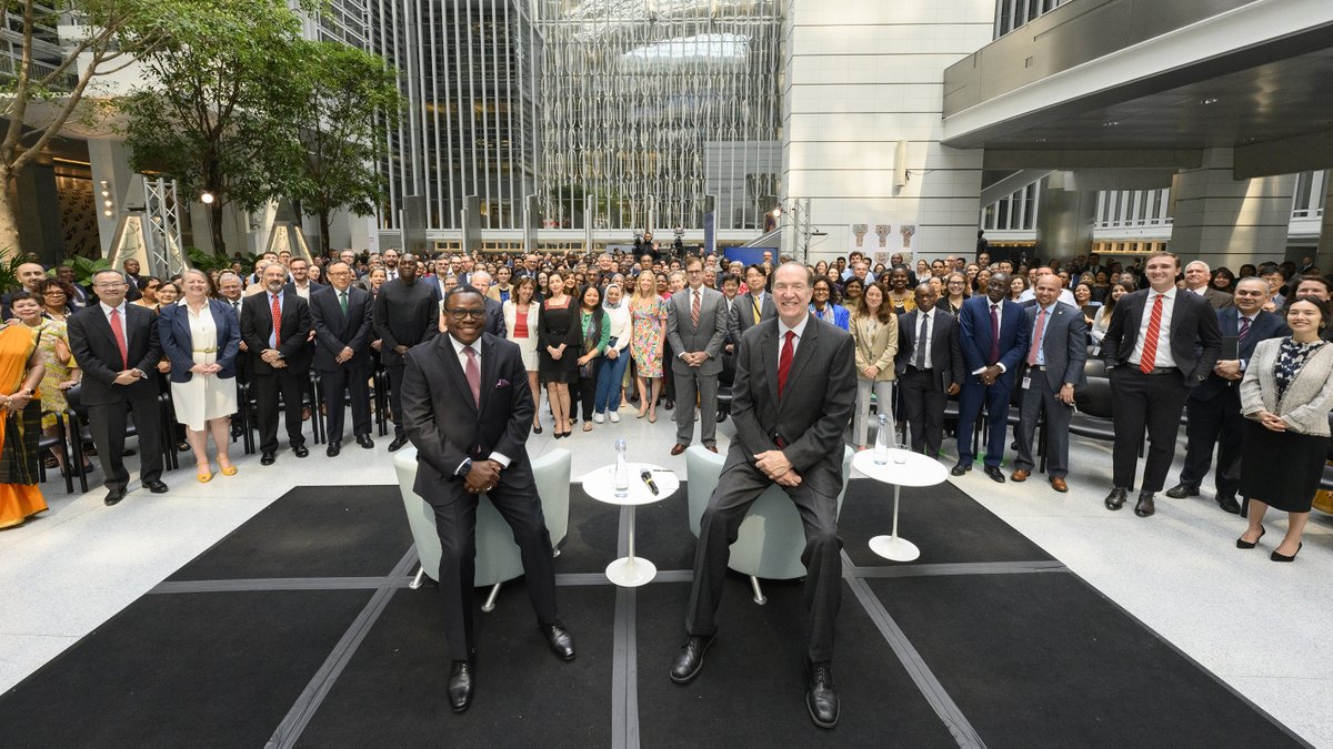 WorldBankGroup's tweet photo. In DC and around the world, @WorldBank Group staff came together today to thank @DavidMalpassWBG. 

Thank you David for your strong leadership, your focus on improving country results, and your care for staff. https://t.co/nVNZuBMhrj