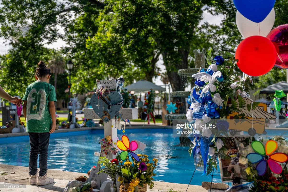 Members of the community pay their respects at a memorial on the one-year anniversary of the mass shooting at Robb Elementary School in #Uvalde, Texas 📷: Brandon Bell