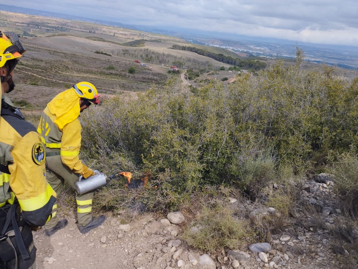 AT_Brif's tweet image. ✅️ Los compañers de @briflubia han realizado, prácticas de quema #RxFire 🔥👀 junto a #BIEMIV de @UMEgob y 2 cuadrillas de #BBFF la diputación de La Rioja

👉En los campos de tiro militar de La Rioja

#BBFF #BRIF #UME 

📸⬇️