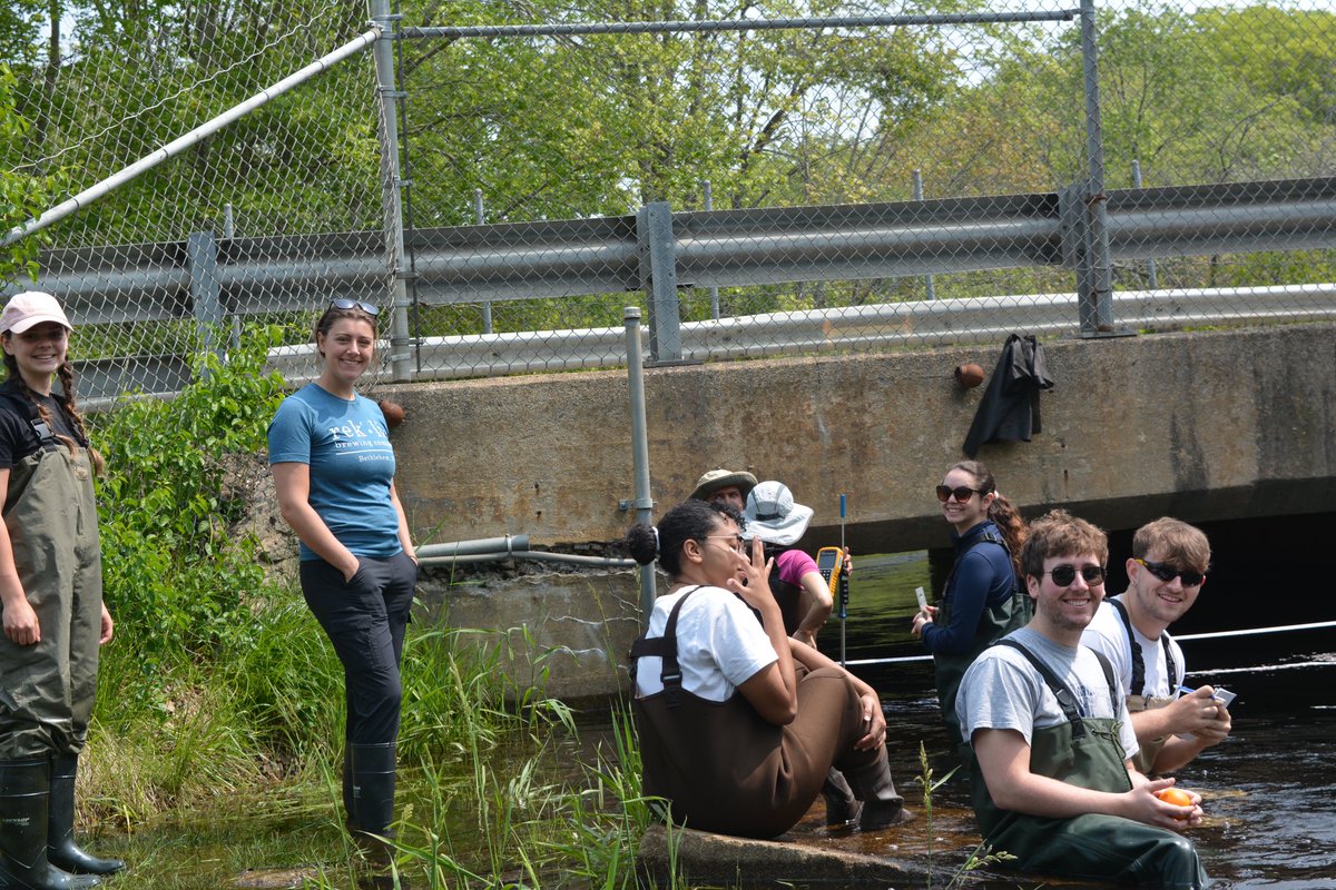cmacGEO's tweet photo. Field day at the chipuxet! Thank you @H2O_Soni for the great pictures
@URI_GEO @uricels https://t.co/rJaaYw18MQ