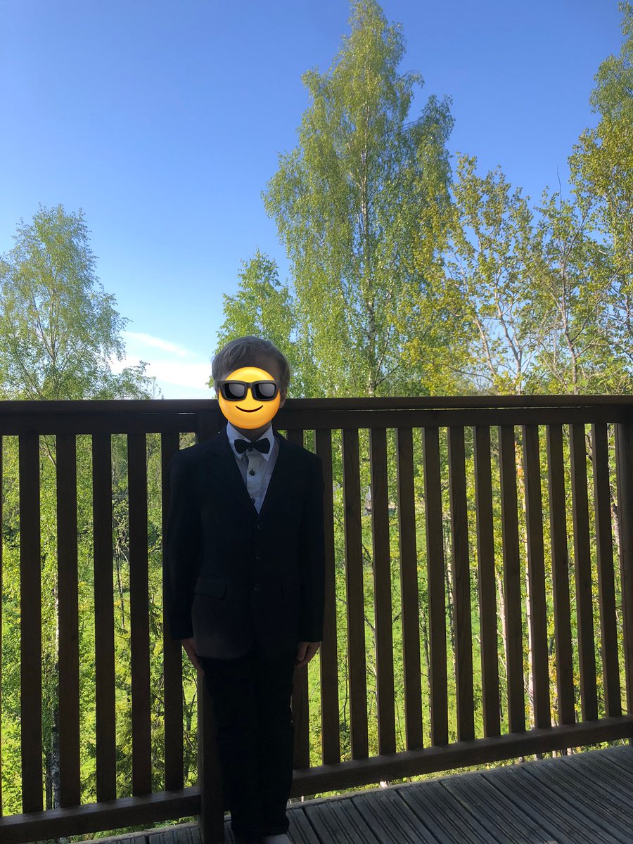 kallevihtari's tweet photo. Hän on valmis siirtymään esikouluun. Päättäjäisiin hän halusi ehdottomasti mustan pikkutakin. ”Hei, sä näytät ihan presidentiltä?” ”Mennäänkö naimisiin?” olivat muitten lasten ensimmäiset kommentit. #lapset❤️ #presidentti #kosinta (p.s. Sipoossa ihan huippu varhaiskasvatus) https://t.co/HGamRwTjyG