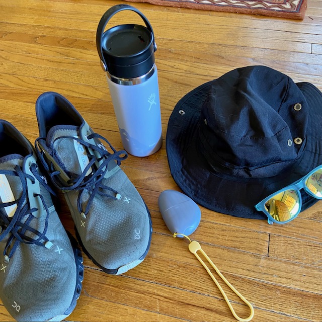 BeeWildOutside's tweet image. Heading out to a community event this weekend?  Don’t forget to pack the #essentialgear.  
 
·      Comfy shoes
·      Water bottle
·      Hat 
·      Sunglasses
·      Sunscreen
·      A little cash to support the local vendors

#shoplocal #community #health #love