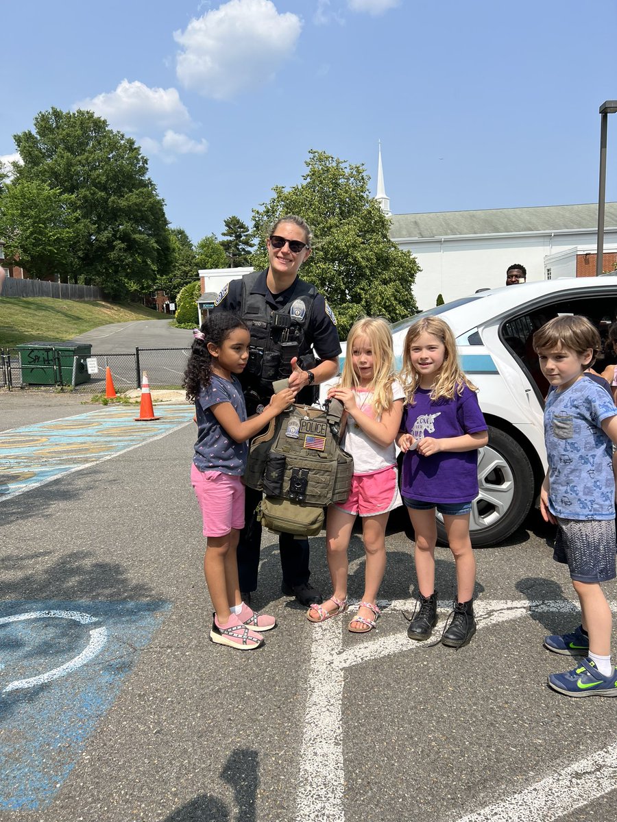 GlebeVolunteers's tweet image. Today our local law enforcement taught our kindergarten and first graders about safety and gave them a tour of the squad cars ☺️ #APSisAwesome #APSGetInvolved