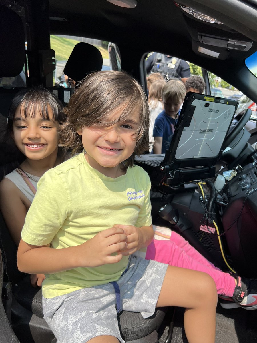 GlebeVolunteers's tweet image. Today our local law enforcement taught our kindergarten and first graders about safety and gave them a tour of the squad cars ☺️ #APSisAwesome #APSGetInvolved