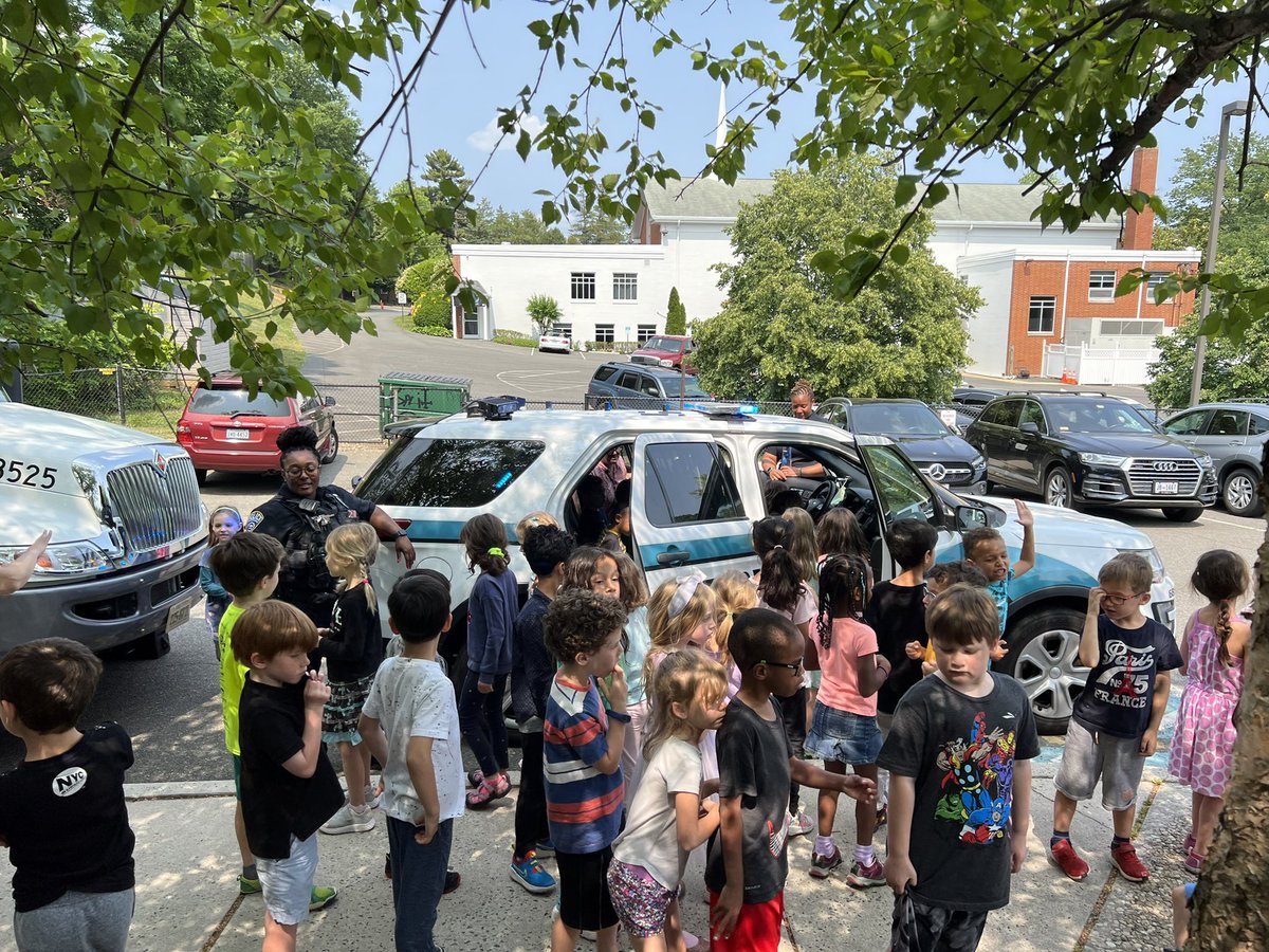 GlebeVolunteers's tweet image. Today our local law enforcement taught our kindergarten and first graders about safety and gave them a tour of the squad cars ☺️ #APSisAwesome #APSGetInvolved