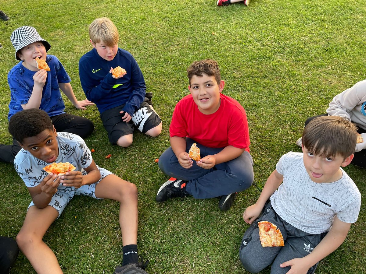 Barley_Close's tweet photo. Pizza and games on the field https://t.co/MxmWKtTijN