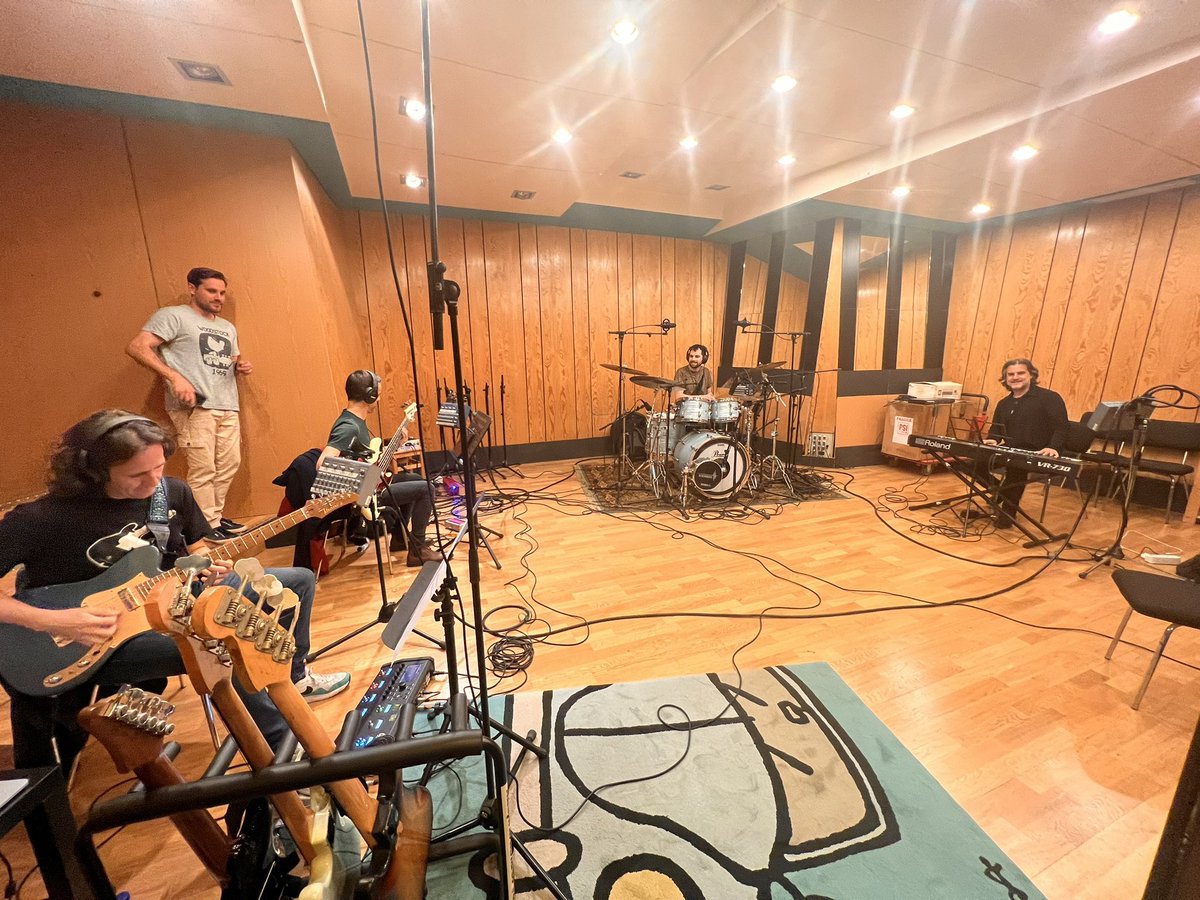 JDECASTROJOPI's tweet image. Sesión de grabación en @e_monteprincipe  con estos bestias!
Gracias a los productores y artistas que confían en nosotros sus apreciadas composiciones. 
@MiguelLamas @adri24an @PauKeys 
Un lujo!