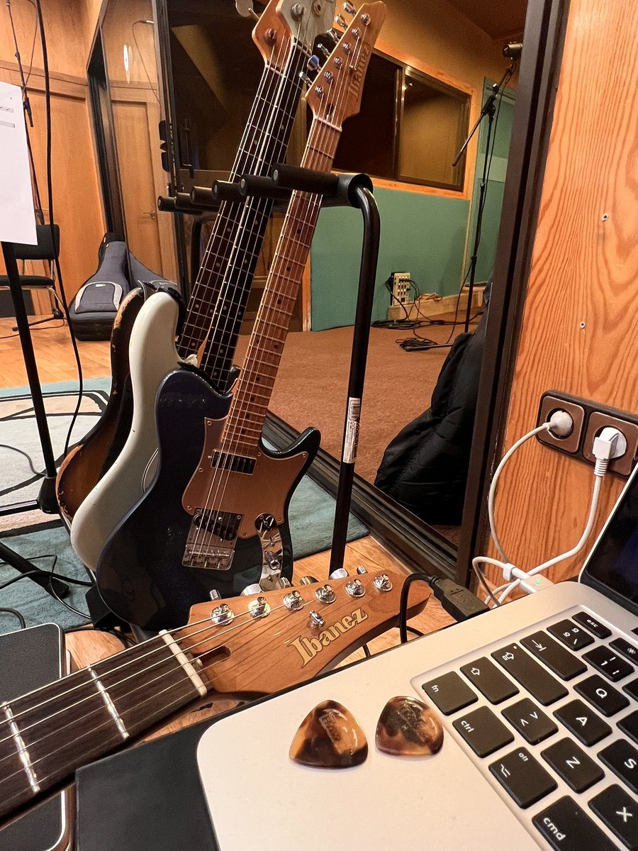 JDECASTROJOPI's tweet image. Sesión de grabación en @e_monteprincipe  con estos bestias!
Gracias a los productores y artistas que confían en nosotros sus apreciadas composiciones. 
@MiguelLamas @adri24an @PauKeys 
Un lujo!