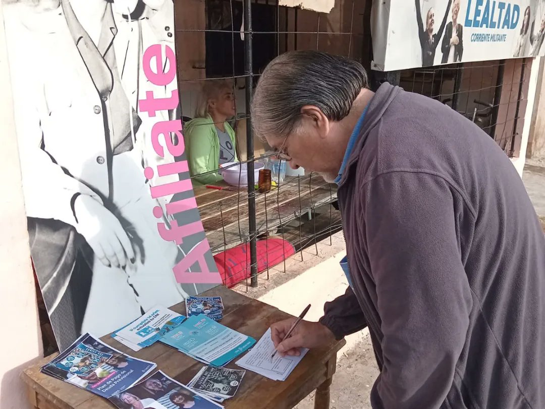 PJLanus_oficial's tweet photo. AFILIACIONES al Partido Justicialista PBA ✌🏾
Estuvimos en distintos barrios de Lanús conversando e invitando a nuestros vecinos y vecinas a afiliarse al @pjprovinciaba
#Afiliate #PJLanus https://t.co/fvhZTkP3kZ
