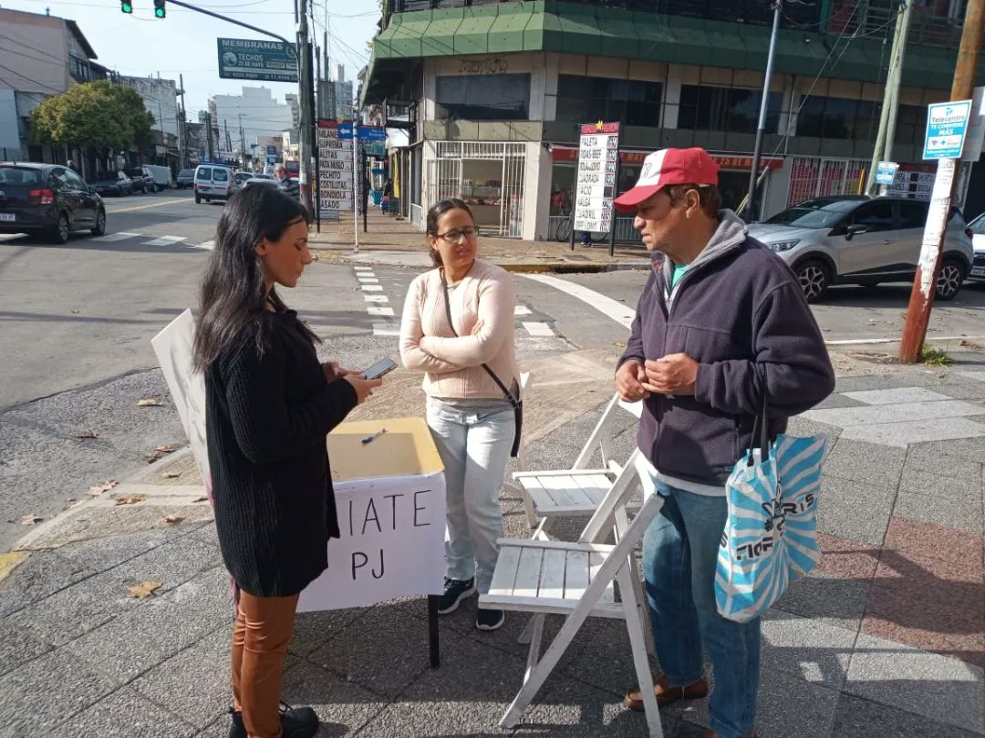 PJLanus_oficial's tweet photo. AFILIACIONES al Partido Justicialista PBA ✌🏾
Estuvimos en distintos barrios de Lanús conversando e invitando a nuestros vecinos y vecinas a afiliarse al @pjprovinciaba
#Afiliate #PJLanus https://t.co/fvhZTkP3kZ