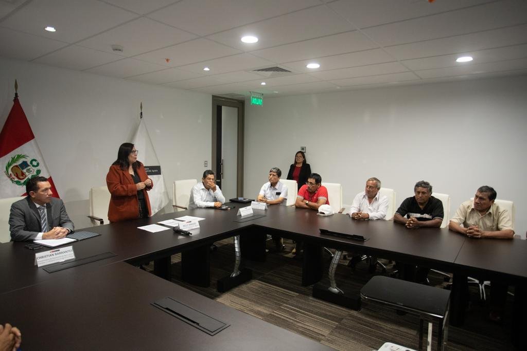 midagriperu's tweet photo. 📰#MIDAGRInforma | En el marco de #ConPuncheAgro💪, el #MIDAGRI firmó los dos primeros convenios con los núcleos ejecutores de Irchím y Santa de la región  #Áncash. El acuerdo permitirá mejorar la infraestructura de riego y contribuir al aumento de productividad de #agricultores. https://t.co/ePLWpC94Vk