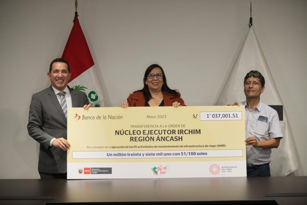 midagriperu's tweet photo. 📰#MIDAGRInforma | En el marco de #ConPuncheAgro💪, el #MIDAGRI firmó los dos primeros convenios con los núcleos ejecutores de Irchím y Santa de la región  #Áncash. El acuerdo permitirá mejorar la infraestructura de riego y contribuir al aumento de productividad de #agricultores. https://t.co/ePLWpC94Vk