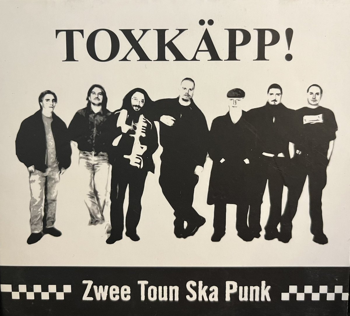 #StillDoinCDs Thanks to a shop called @CDButtek (‘boutique’) in Luxembourg City, I have Lëtzebuergesch treasures like this stellar dub-punk band Toxkäpp (‘Toxichead’ = stubborn), combining wit, sax, punk, horns, ska & Luxembourgish 🇱🇺 lyrics. ‘Zwee Toun (Two Tone) Ska Punk, 2005.