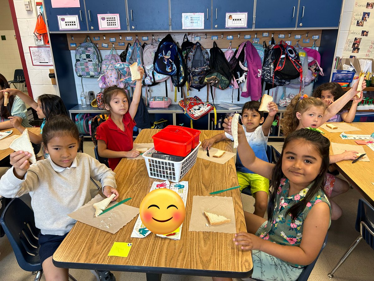 MrsWeiseABC's tweet photo. Fraction fun! #FHHighlights #fairsharing #halves https://t.co/s95lKp1qW8