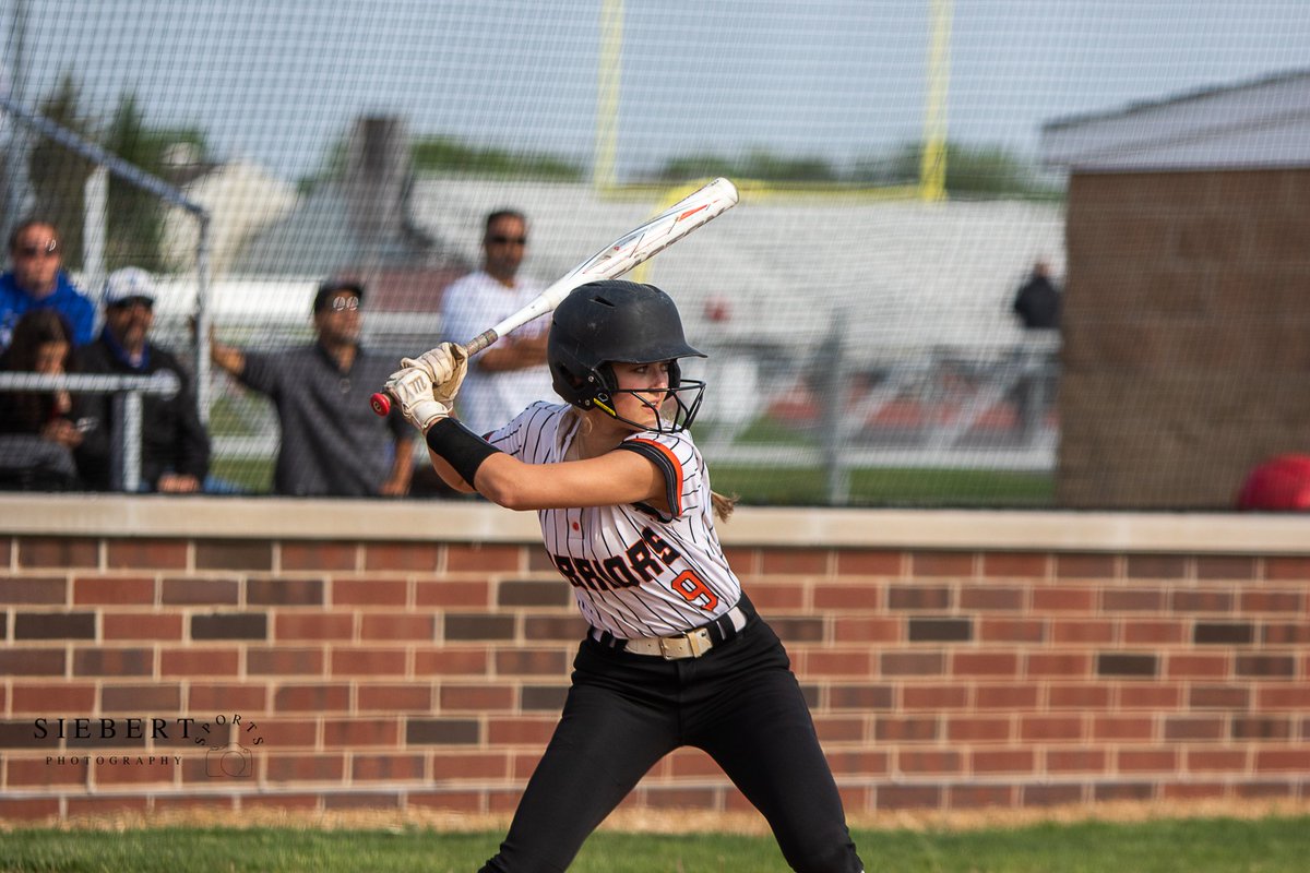 WyattSiebert's tweet photo. @MaddieHoffman24 also had herself a great game with a HR 💣 in the 4th inning to add to an all around great game from @SoftballMchenry 💪🥎 @WE_R_WARRIORS1 @NWHPreps https://t.co/nlVd3IJl72