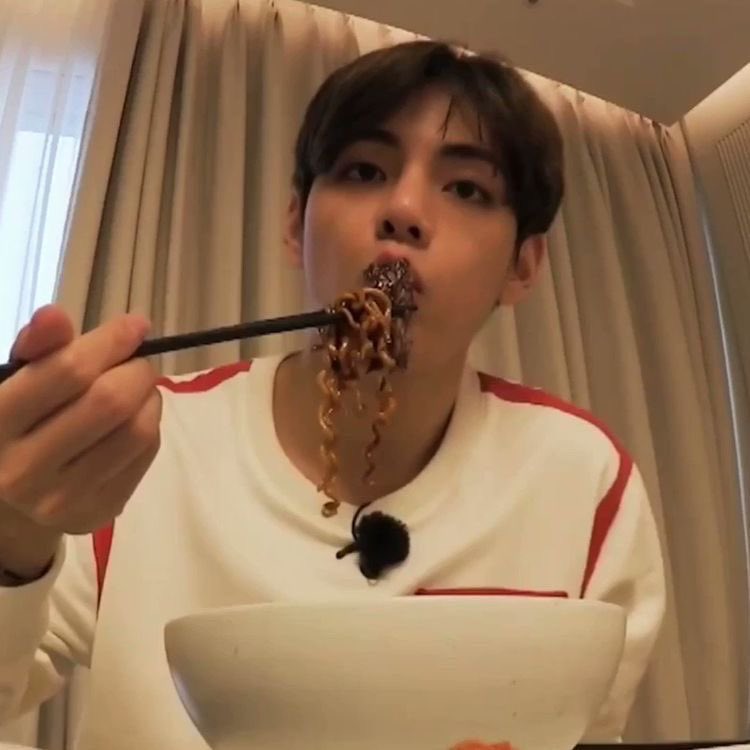 9597luvs's tweet photo. noodle lovers 🍜

#KimTaehyung #BangChan #bts #skz #btskz https://t.co/fDJnfmtY4V