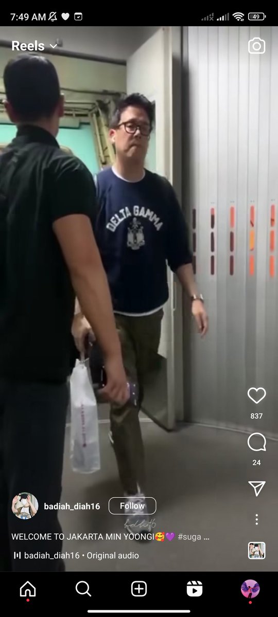 mxlkysujim's tweet photo. for real, selama beberapa bulan kebelakang tiap ada konser idol korea kesini, gaada tuh video idol yang sampe di bandara nyebar. wkwkwk miris banget lihat beberapa kali akun "army" yang share dan nyebar video yoongi dengan santai dan banggaw https://t.co/sxDgMmUmqU