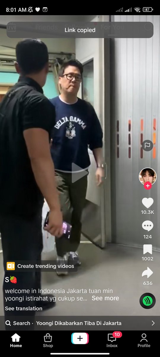 mxlkysujim's tweet photo. for real, selama beberapa bulan kebelakang tiap ada konser idol korea kesini, gaada tuh video idol yang sampe di bandara nyebar. wkwkwk miris banget lihat beberapa kali akun "army" yang share dan nyebar video yoongi dengan santai dan banggaw https://t.co/sxDgMmUmqU