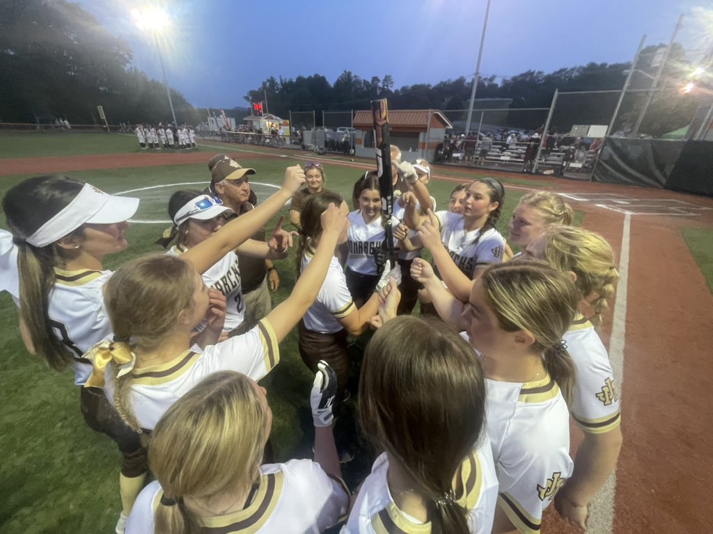 TeranMaloneMN's tweet photo. FINAL: (6 Innings)
John Marshall 11, George Washington 2.

The Monarchs advance to Thursday's Championship round. The Patriots will face Cabell Midland in an elimination game at 9:45am. @MetroNewsPrep #wvprepsb https://t.co/tVXIlA6som