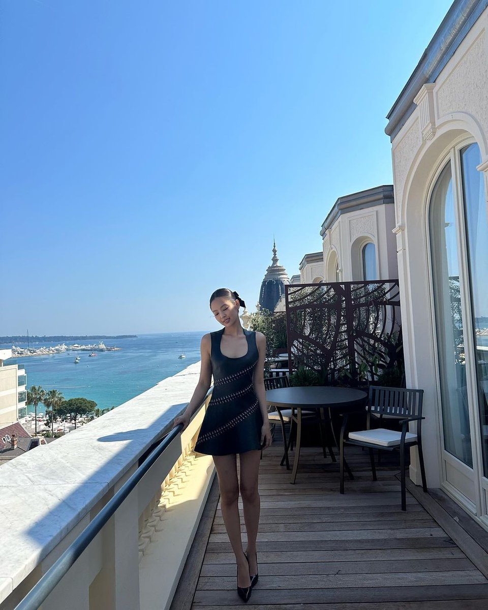 me in my mini black dress in cannes 🖤

#JENNIE #JENNIEatCANNES