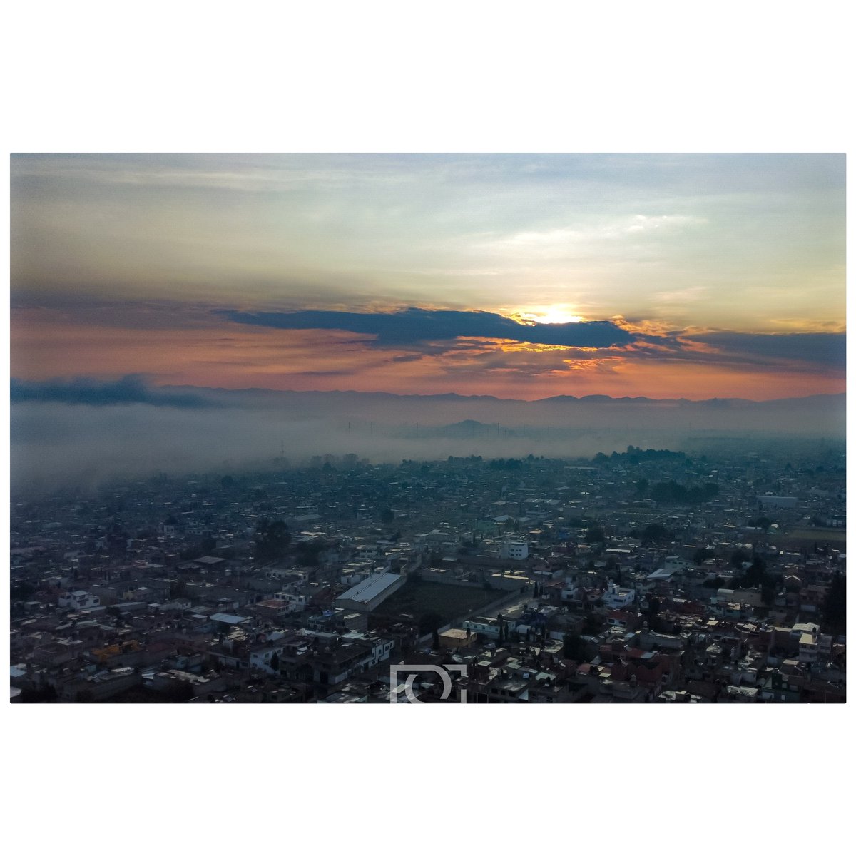 DCAMACHO105's tweet photo. La baja a las temperaturas y las últimas #lluvias de los últimos días provocaron que una gran banco de #neblina cubriera por completo la ciudad de Toluca.
.
.
@DCAMACHO105 https://t.co/FUh90owwf7