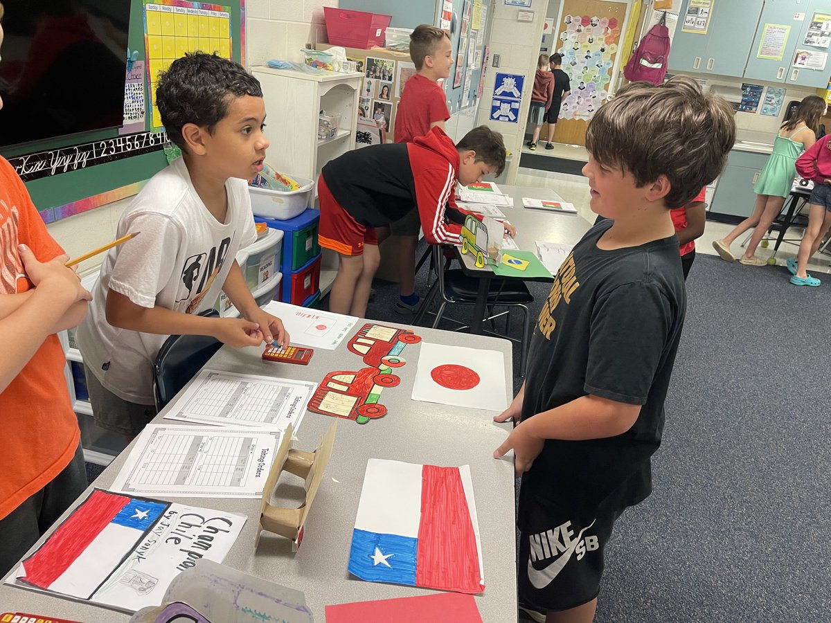 lvs2teachmc's tweet photo. Today third graders shared their food truck projects with other classes. https://t.co/Hm0kto3JLJ