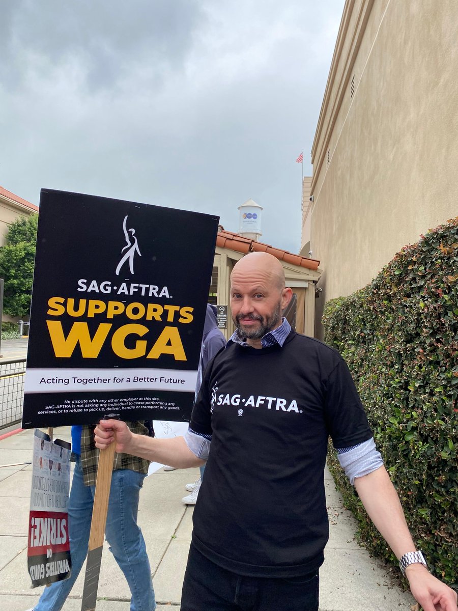 sagaftra's tweet photo. Thank you for showing your #WGAstrong solidarity @MrJonCryer! Unions united will never be divided 💪 #SAGAFTRAstrong https://t.co/Dvst1EJ6h5
