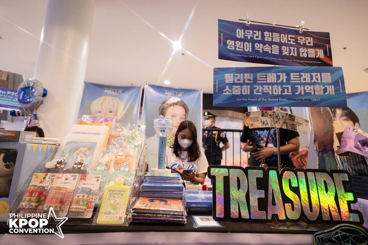 ChillinwithSuk's tweet photo. [KOSMOS 2023]

Our booth from the last #KOSMOS2023 for Treasure Makers ✨

Once again we are very much thankful for visiting and supporting us. Hope we made you happy from the freebies and the experience. Let's meet each other again next time!!💜

Photo Credits: @kpopconph 
#TREASURE #트레저 #トレジャー
