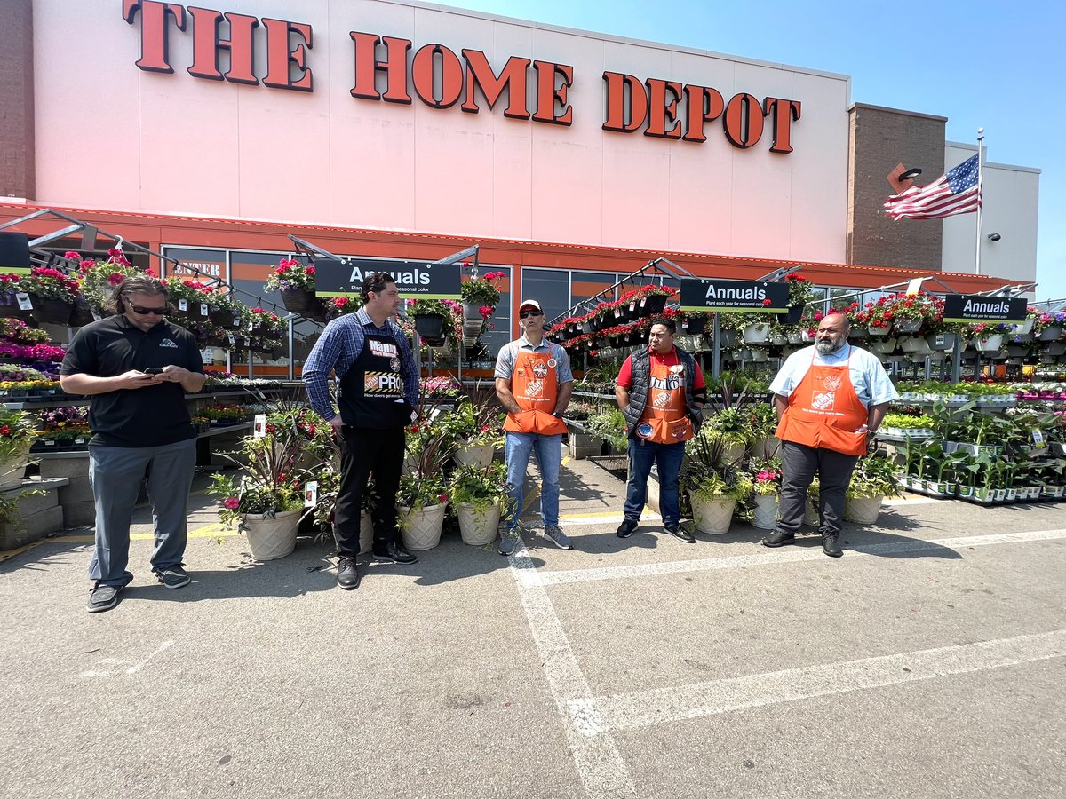 Great day walking with David Graham around Live Goods at 1912, 1961 and 8598. Amazing gardens and we appreciate the vendor partnerships. @LemmaTony @LilyGSV @PeteCapel