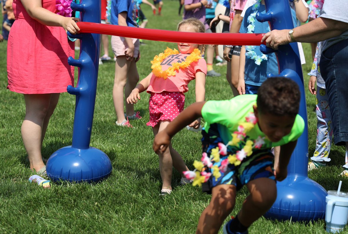 CrestwoodFlyers's tweet photo. We celebrated the end of an amazing 3rd trimester with an epic outdoor dance party!  Way to go, Crestwood Flyers! https://t.co/xY6hxdEoca