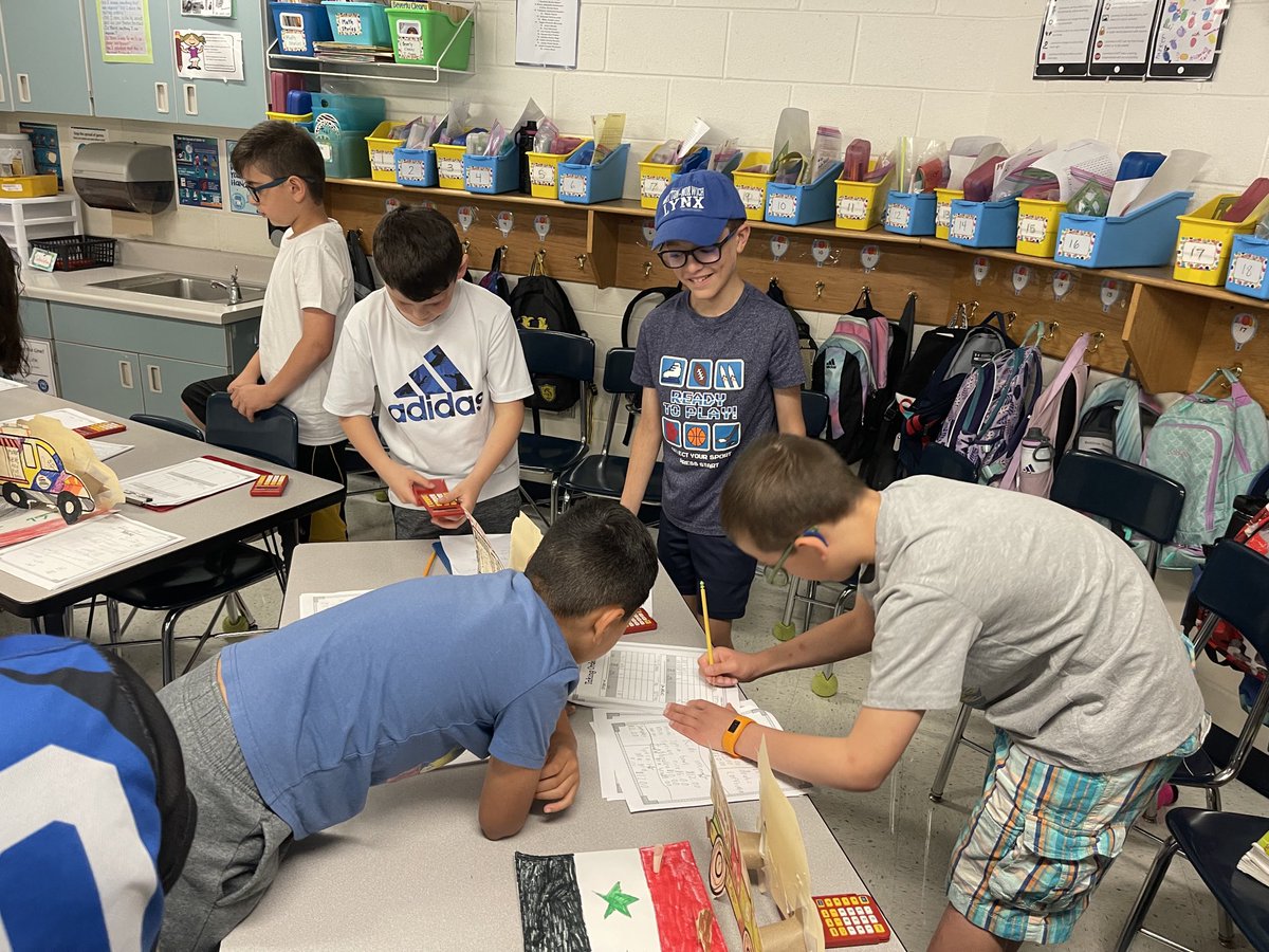 lvs2teachmc's tweet photo. Students enjoyed taking orders for their food truck specials. https://t.co/0eRw7wN9MR