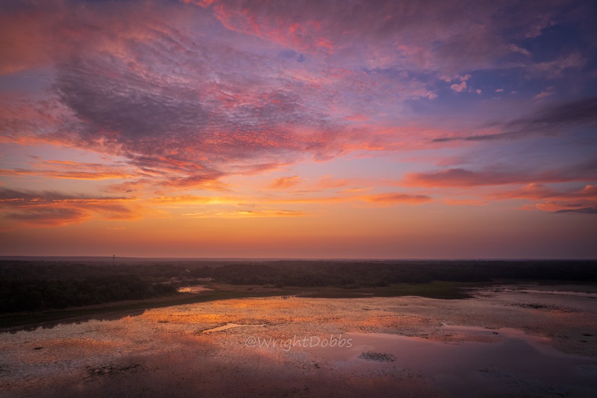 Tonight's sunset at Lake Jackson in #Tallahassee. Rainy pattern finally letting up and it provided a parting gift on its way out. 

#FLwx @Spann #dronephotography #IHeartTally #Florida