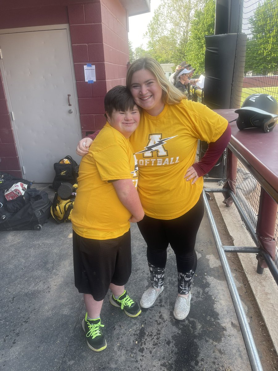 natmiller19's tweet photo. Let’s go Tbolts!

Thanks for letting us join in on a great game! #levelup #win 
@AndrewSoftball @vjabolts @AndrewHS_d230 @MsMelWolff @crussell727 @Coach_Gunther https://t.co/kDlOXwr2qZ