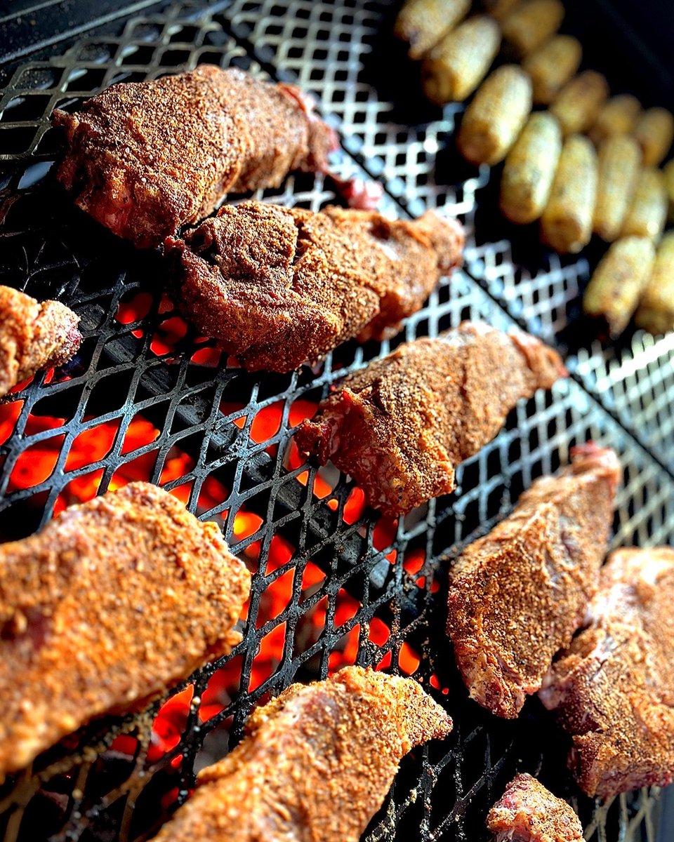 yodersmokers's tweet image. Last weekend Live Fire Republic threw down on a Yoder Smokers Flat Top Charcoal pit  for a small group of folks in Wichita. Here&apos;s a peek of that cook in action!
.
#yodersmokers #teamyoder #bbq #barbecue #grill  #backyard #outdoors #cookout #yummy #americanmade #charcoal