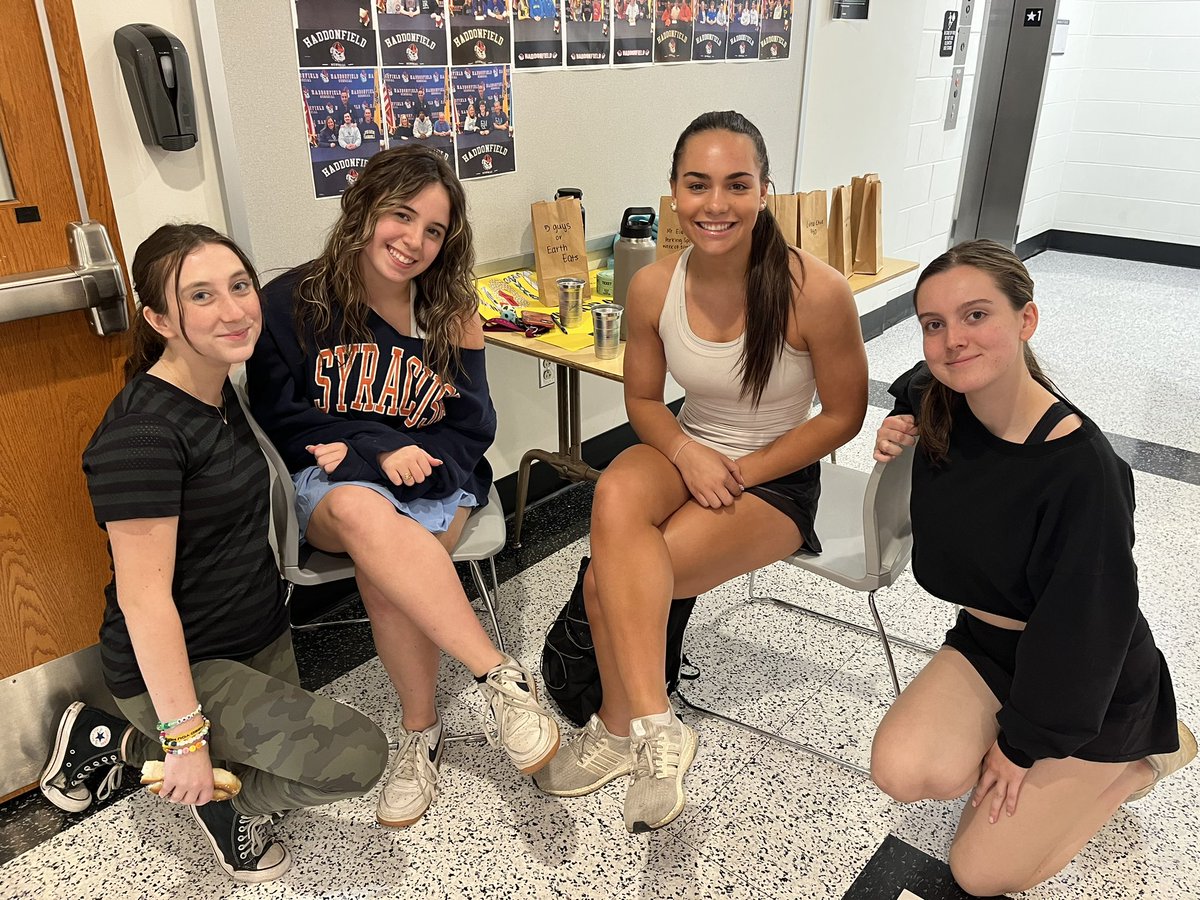HMHS_PL's tweet photo. Love seeing our Peer Leaders out supporting the Environmental Club’s Volleyball Tourney! 
@HaddonfieldHS @HMHSathletics @hmhsenvironmentalclub https://t.co/jr7J22MoAH