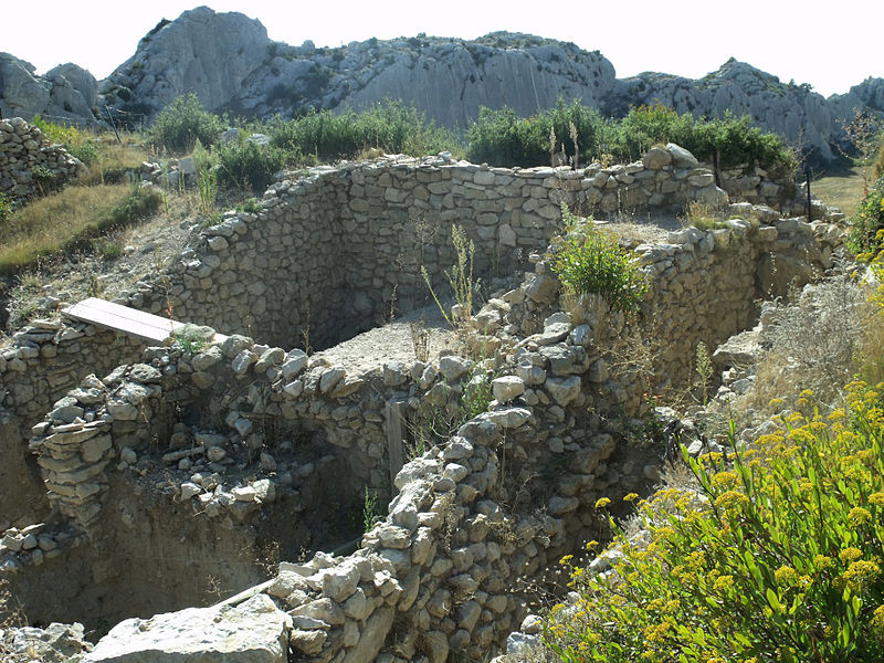 Oppidum des Caisses à #Mouriès (#BouchesDuRhône) Oppidum des Caisses, dans la montagne de Beaumettes : inscription par arrêté du 2 février 1937.
Suite 👉 monumentum.fr/monument-histo…
#Patrimoine #MonumentHistorique