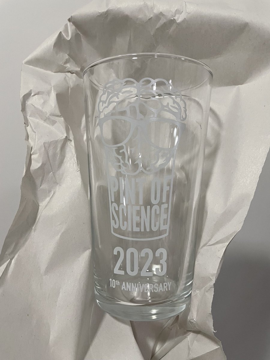 Jiao_geography's tweet photo. Really enjoy the night of #pint23 and great talk from @TomChudley on supraglacial lakes. And didn’t expect to be the lucky guy to win a wonderful bottle😊@pintofscience https://t.co/FcSN0CpKCP
