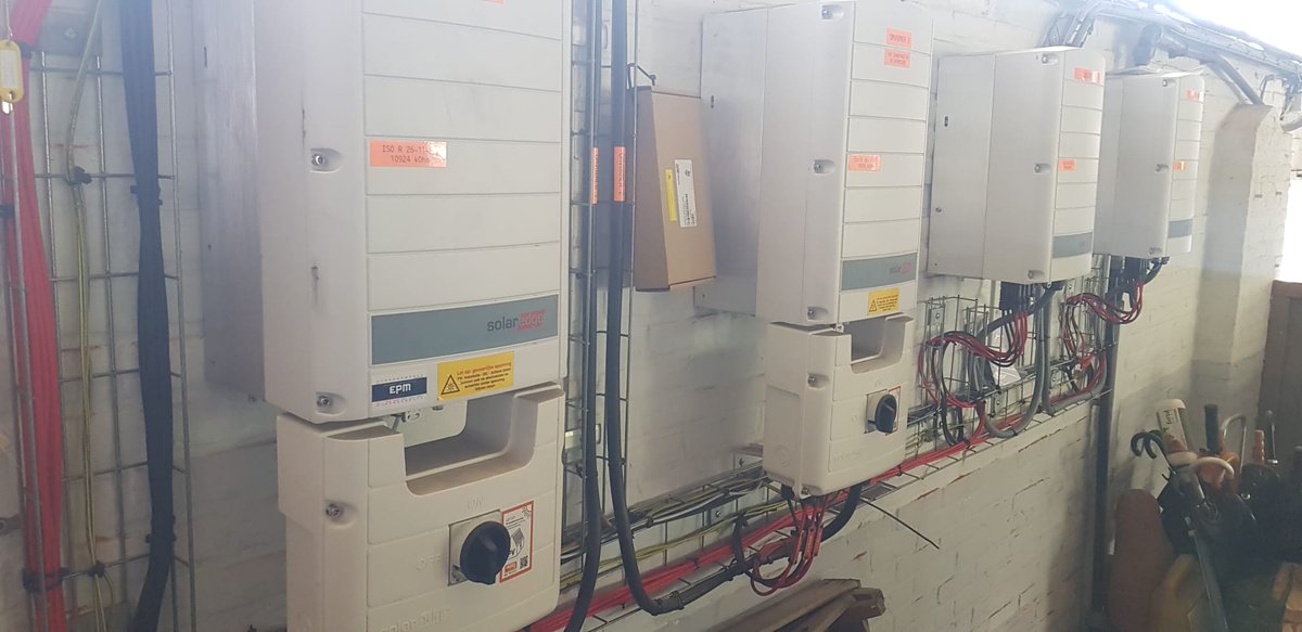 InfoEmec's tweet image. Vandaag, 24 mei, heeft EMEC haar vierde zonnecentrale gerealiseerd. De centrale Marnis Bunde II ligt, net zoals Marnis Bunde I, op het dak van de Marnis Kwekerij in Bunde (voormalige Veiling Bunde). De 200 geïnstalleerde panelen hebben een gezamenlijke capaciteit van 79.000 Wp!