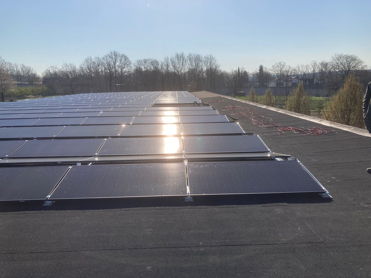 InfoEmec's tweet image. Vandaag, 24 mei, heeft EMEC haar vierde zonnecentrale gerealiseerd. De centrale Marnis Bunde II ligt, net zoals Marnis Bunde I, op het dak van de Marnis Kwekerij in Bunde (voormalige Veiling Bunde). De 200 geïnstalleerde panelen hebben een gezamenlijke capaciteit van 79.000 Wp!