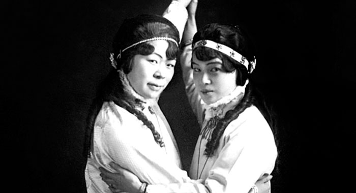 Nancy Wang Yuen (@nancywyuen) on Twitter photo 2023-05-24 21:10:42 I wrote about Asian women trailblazing filmmakers for @RottenTomatoes, including Marion Wong, who made the first AsAm feature in 1916, @rtajima, Mira Nair, Karyn Kusama, @thatalicewu, @anothergracelee, So Yong Kim, Jennifer Yuh Nelson, @geetavpatel & more! editorial.rottentomatoes.com/article/10-asi… I wrote about Asian women trailblazing filmmakers for @RottenTomatoes, including Marion Wong, who made the first AsAm feature in 1916, @rtajima, Mira Nair, Karyn Kusama, @thatalicewu, @anothergracelee, So Yong Kim, Jennifer Yuh Nelson, @geetavpatel & more! editorial.rottentomatoes.com/article/10-asi…