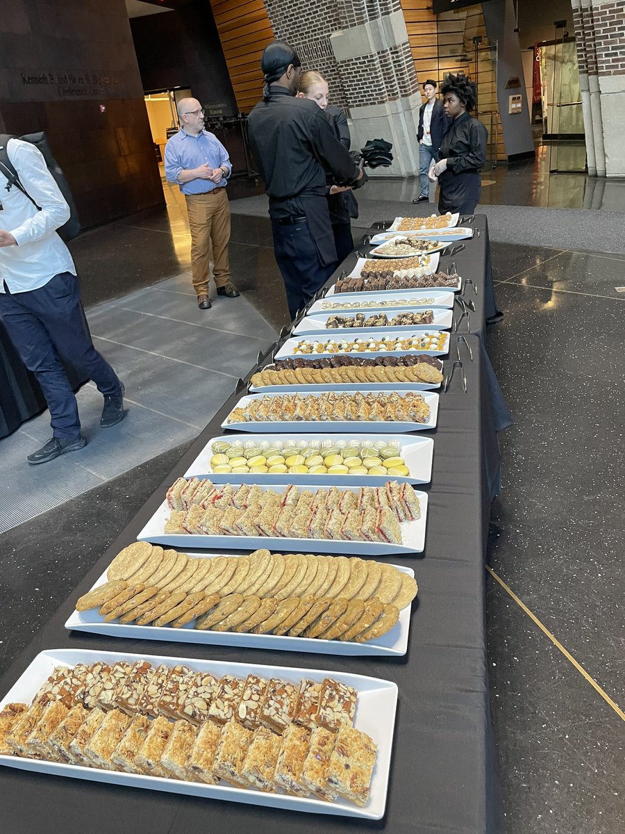 Had some very fun 3 days at #SynCell2023 in Minneapolis! We listened to very original and interesting talks and I really enjoyed presenting my PhD work 🤓 

My excitement might or might not be biased by the dessert table 🤩