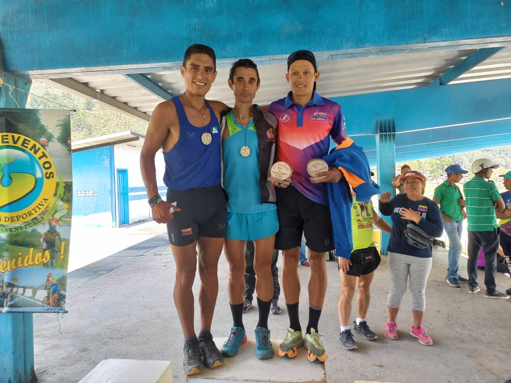 leoperiodista's tweet photo. #2ay..Los tres corredores de Montañas Pedro Puentes del mcpio Andrés Bello la Azulita, Lubin Arocha nativo del mcpio Arzobispo Chacón parroquia Capurí y Wuilmer Sánchez de los Nevados. Por falta de apoyo económico soló participará Pedro Puentes en el mundial en Austria. https://t.co/urnwaMjzvv